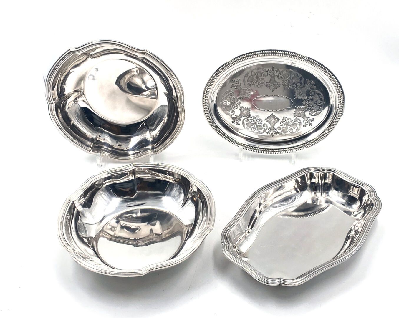 Null 博因-塔布瑞特
一套两个圆形和空心碗和一个长方形碗，镀银金属，锉刀和轮廓模型。
签名为 "BOIN-TABURET à Paris"。
附有一个刻有C&hellip;