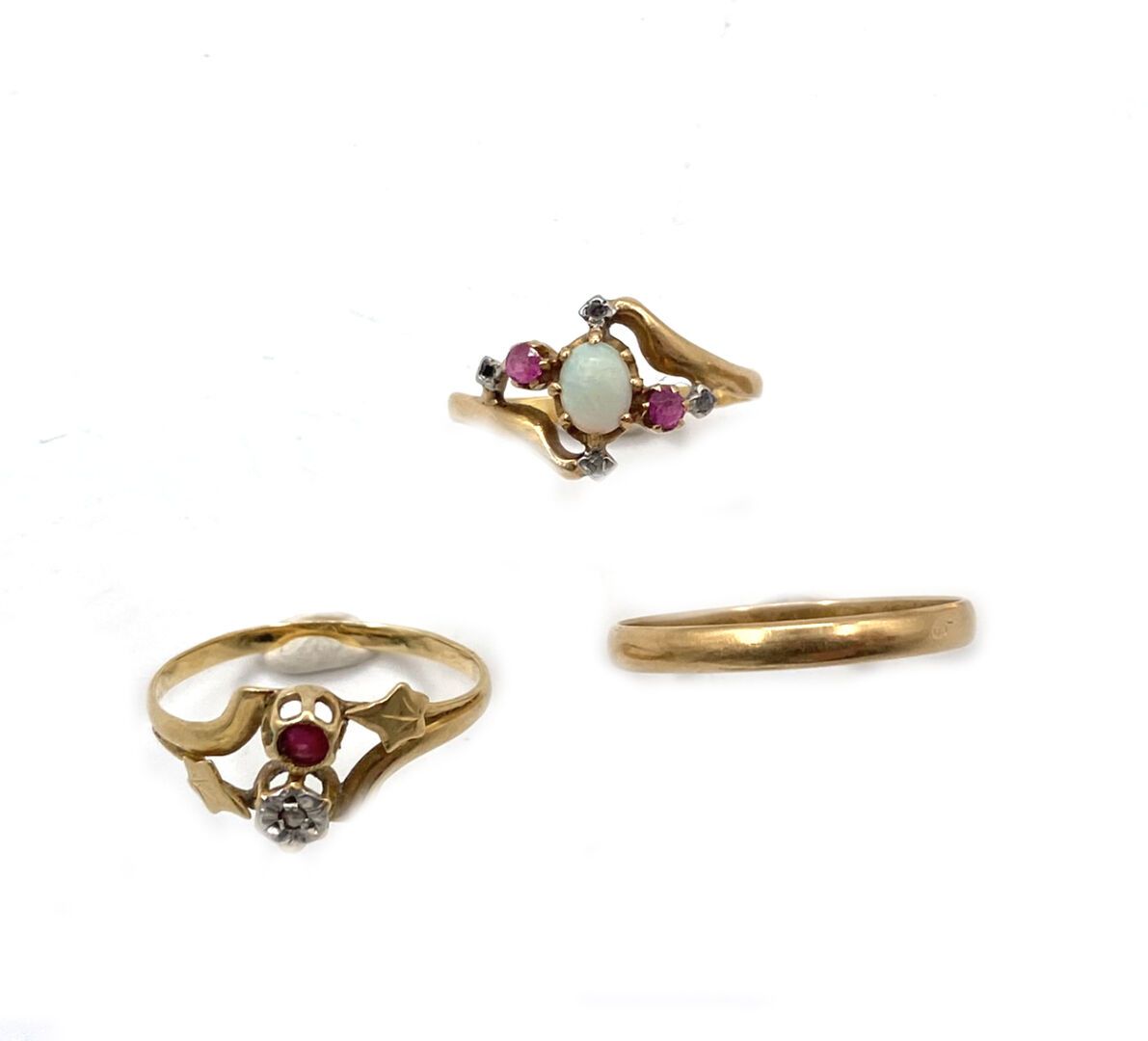 Null 黄金750千分之一，包括......。 
- 两枚戒指上装饰有粉红色切割的钻石和仿制的石头。
- 一个结婚戒指。 
(磨损和破损）。
毛重：4,9 g
