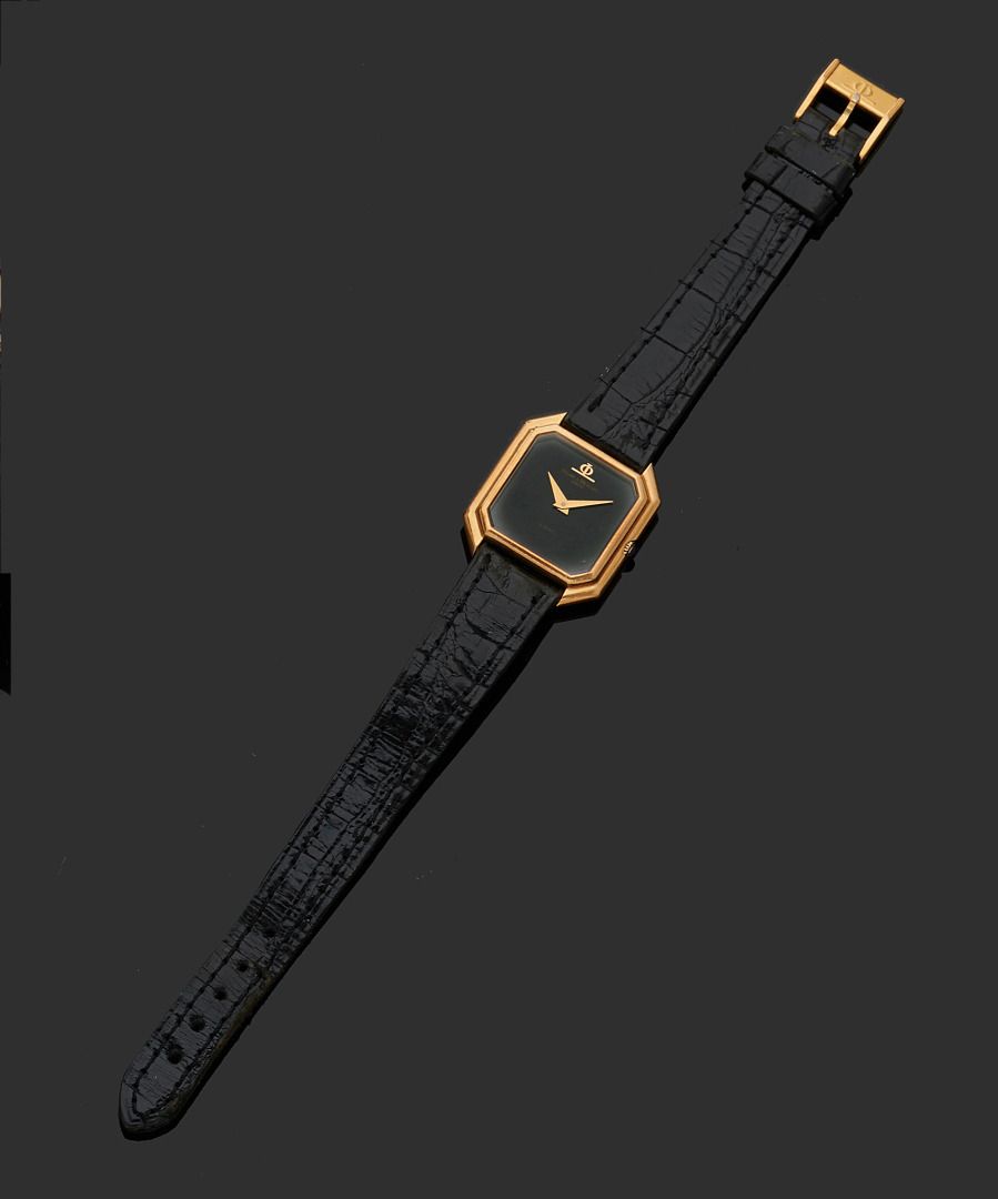 Null 名士 - 莫布森-巴黎
女士的腕表。这款八角形的手表，黄金75万分之一，黑色珐琅表盘和黑色皮革表带。镀金金属的扣子扣。
石英机芯。
在表盘、背面和机芯&hellip;