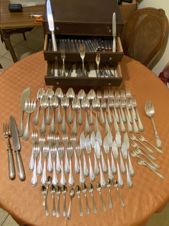Null 博伦格
镀银的贝壳模型的一部分，大约包括
- 一套养鱼用具
-十二个摩卡勺子
- 一个由叉子和烤刀组成的服务件
- 十二个鱼叉
- 十一把鱼刀
-六把&hellip;