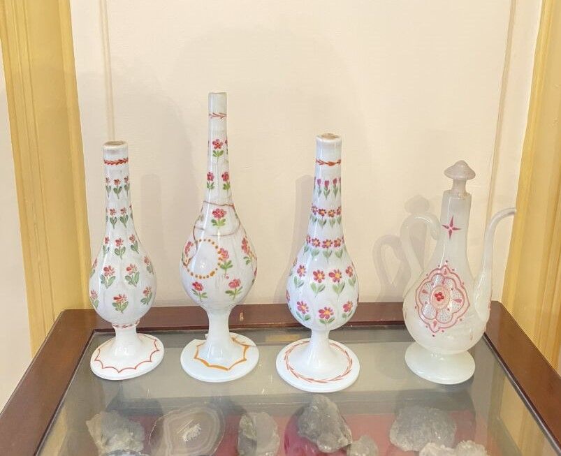 Null Set aus drei Soliflor-Vasen und einer Kanne aus Opalin mit grünem und rosaf&hellip;