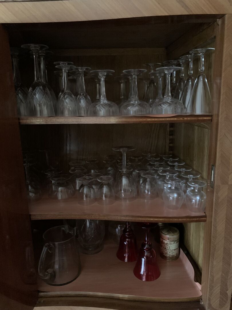 Null Set aus Gläsern mit Fuß, Champagnerschalen und Gläsern, die nicht zusammenp&hellip;