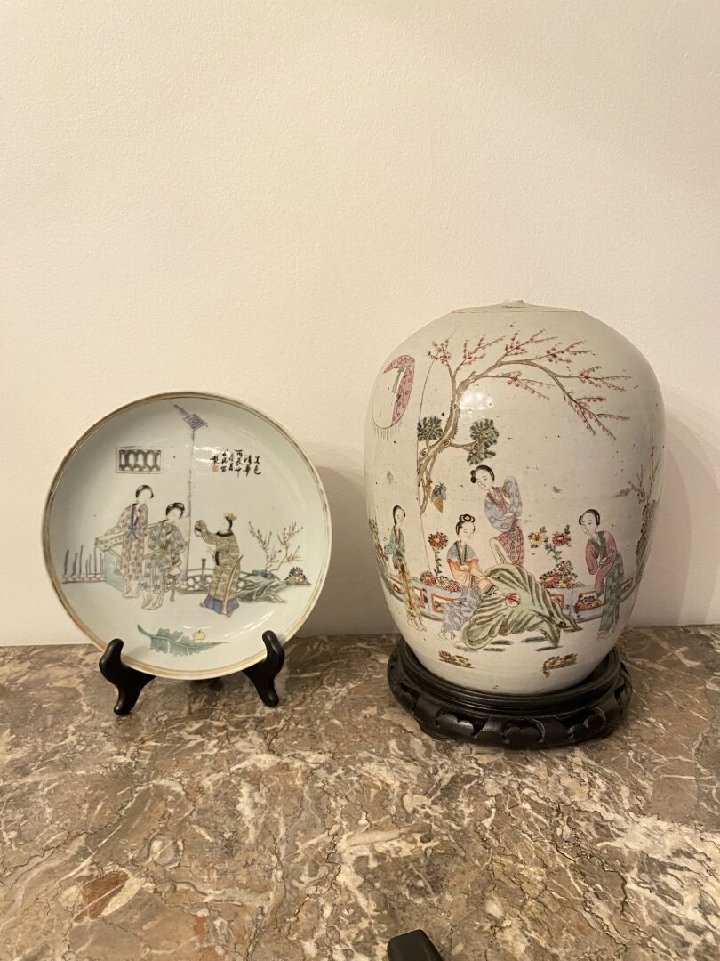 Null 中国
瓷盘和姜罐，有山水人物和铭文的多色装饰。 
直径22厘米；高度28厘米
