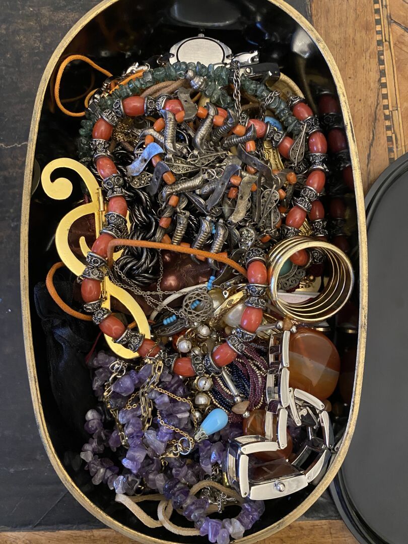 Null Important ensemble de bijoux fantaisie comprenant colliers, bagues, bracele&hellip;