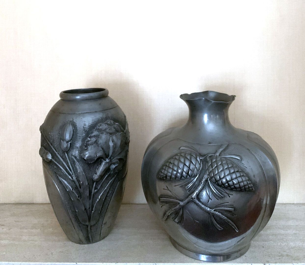 Null 一套两个锡制花瓶，一个是卵形的，颈部有环形的，浮雕有一束鸢尾花，另一个是石榴形状的，浮雕有松果。
1930年代的作品
H.27和26厘米