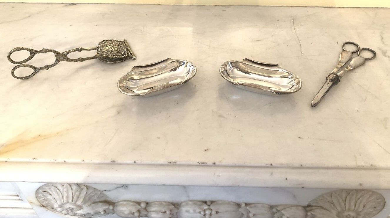 Null Ensemble d'objets en argent et métal argenté dont :
- deux ramequins en arg&hellip;