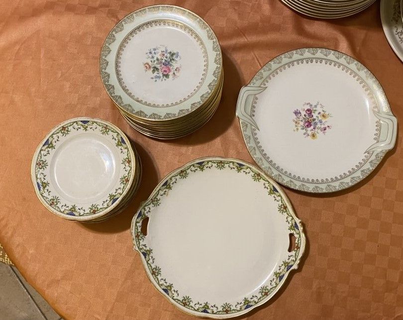 Null LIMOGES
Partie de service en porcelaine à décor de bouquets de fleurs, l'ai&hellip;