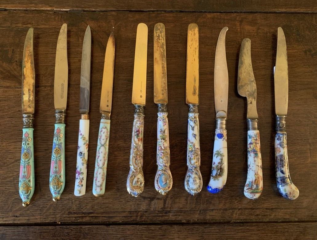 Null 一套十把刀，瓷质手柄，银色、金色和金属刀刃。