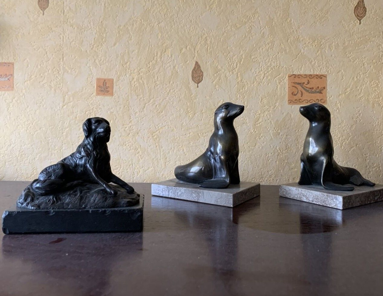 Null 一套雕像包括:
- 一对铜制印章书架，带有棕色的铜锈
- 青铜色的狗，有黑色的铜锈
20世纪的作品