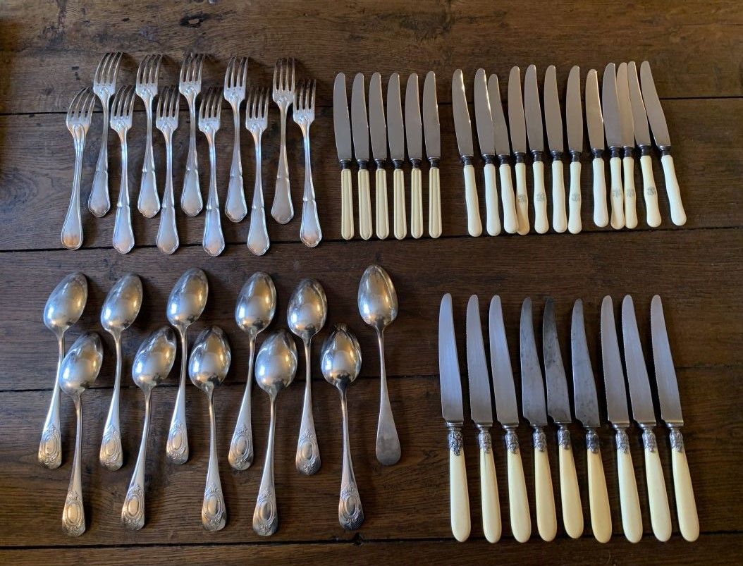 Null 一套重要的镀银餐具，包括11个叉子和11个不同型号的勺子，一套带骨柄的刀子，一套重要的小勺子。
