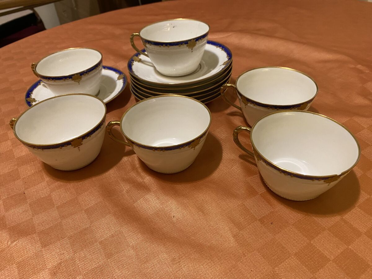 Null 瓷器茶具和咖啡具，有蓝色边框和金色扣子的多色装饰，手柄有造型鸟的装饰，包括六个杯子和七个茶碟