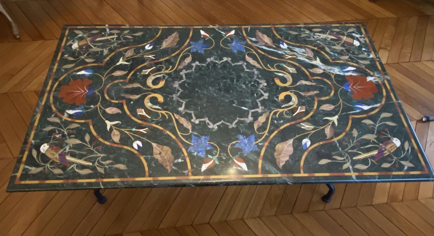 Null scagliola的长方形矮桌，有鹦鹉和花枝的多色装饰。 
现代金属腿。 
45 x 73 x 123厘米