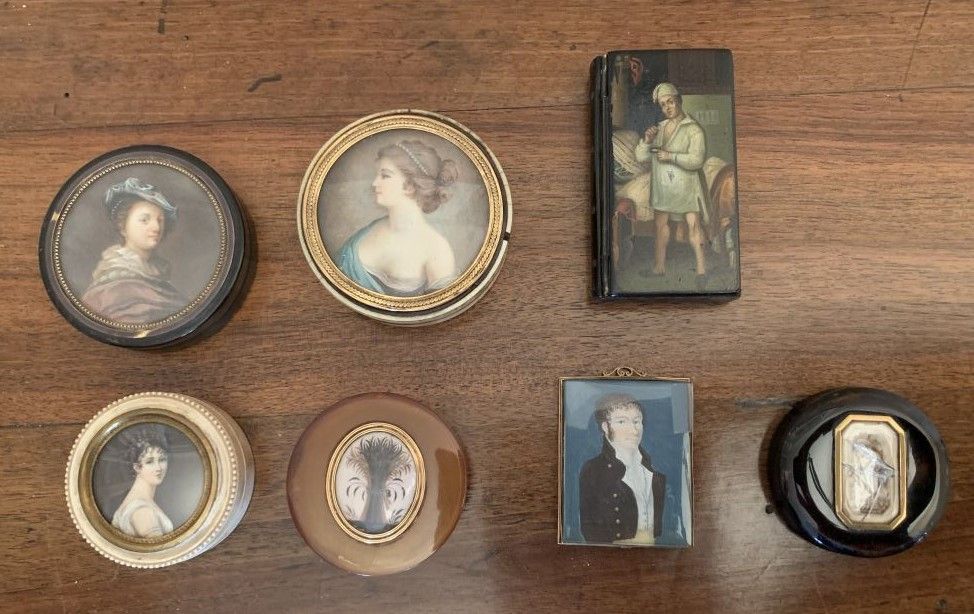 Null 一套四个药盒，盖子上装饰着妇女肖像的微型画和一束麦穗。19世纪 
直径6至8厘米

一个长方形的多色木盒，上面装饰着一个从床上下来的人，一个长方形铜框&hellip;