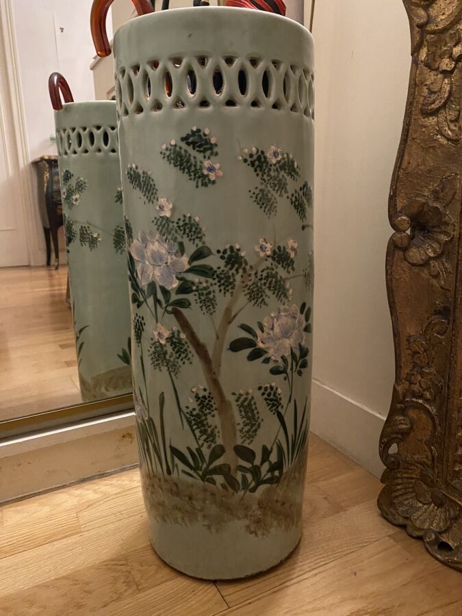 Null 中国，20世纪
瓷器伞架，浮雕花灌木的多色装饰，颈部有镂空画廊。
高度：60厘米
