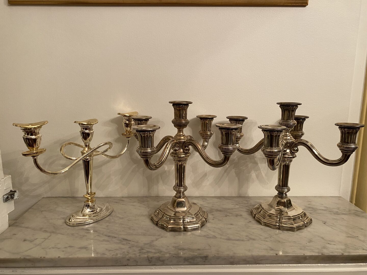Null 一套镀银套装，包括一对四灯烛台，一个不同设计的烛台，一对桌子上的烛台，四个罗盖尔式的烛台放在四个小脚上，还有两个炉子。
