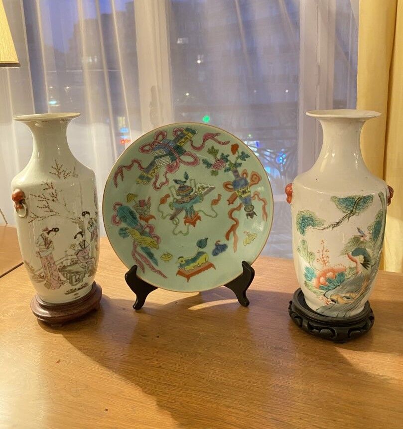 Null 中国
两个带多色装饰的宫女和栖息的鸟的阳台花瓶（高27厘米），和一个带多色珐琅装饰的学者物品的瓷盘（直径26厘米）。 
(事故，裂缝)