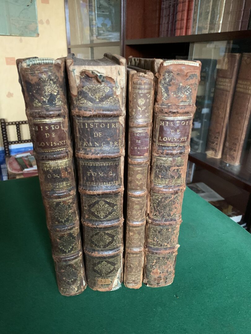 Null Conjunto de cuatro libros antiguos que incluyen: 
- Historia de Francia
- H&hellip;