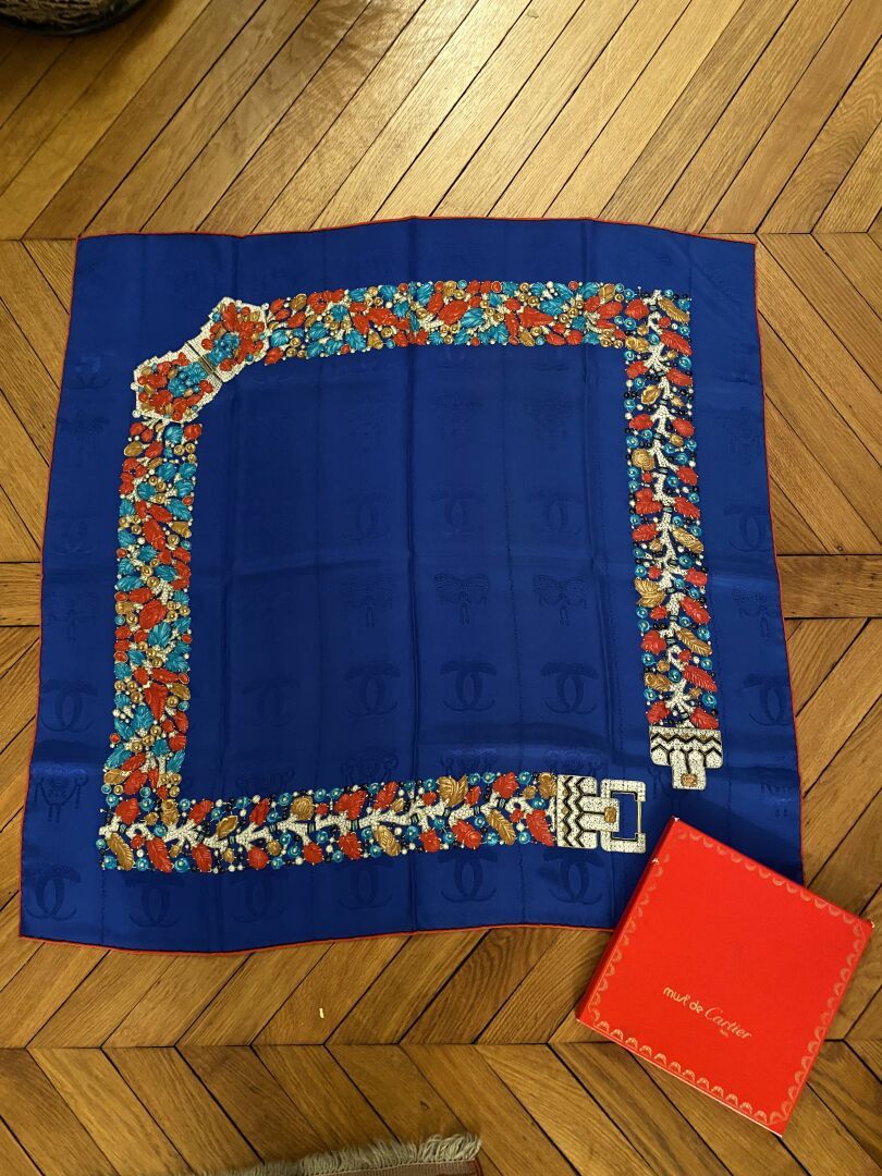 Null 卡地亚
Must de Cartier丝巾Tutti frutti模型，蓝色背景和其盒子。 
使用条件