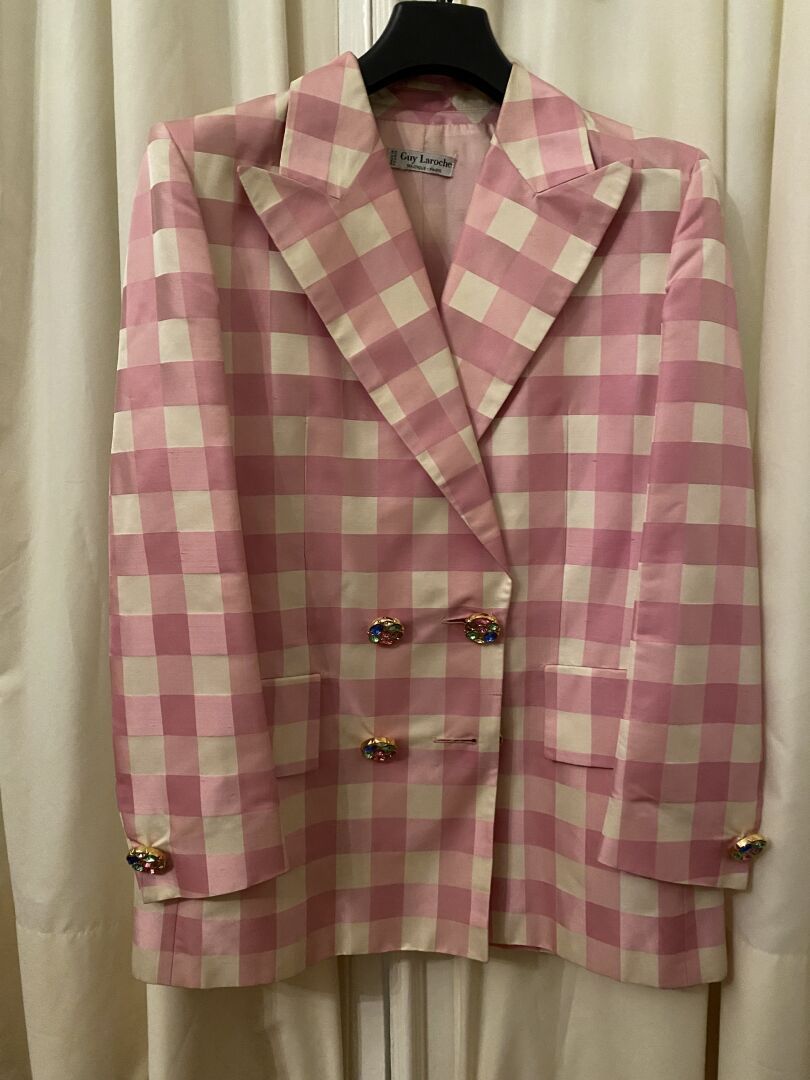Null 路易斯-费罗 
黑色长款西装外套。尺寸38。

Guy Laroche 
一件粉色和白色的格子外套 

附有一件白色桑德罗西装外套，尺寸为40。