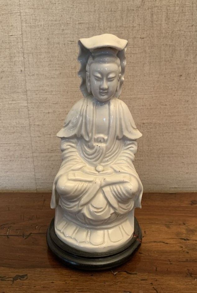 Null CHINE, XIXe siècle 
Sujet en porcelaine émaillée blanc figurant Guanyin ass&hellip;