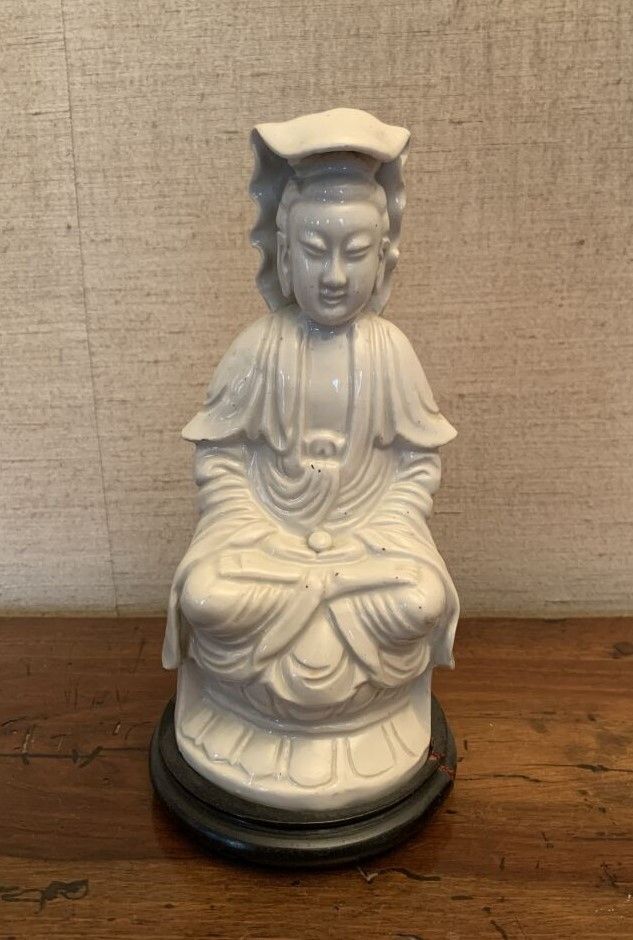 Null CHINA, siglo XIX 
Objeto de porcelana esmaltada blanca con una Guanyin sent&hellip;