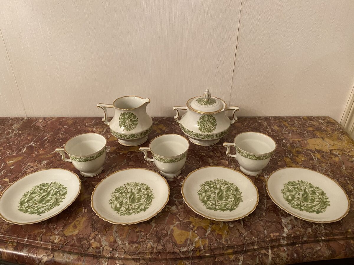 Null 利莫盖斯
瓷器茶杯咖啡套装的两个部分。 
- 一件HAVILAND，有多色绿色和金色植物装饰，包括三个杯子和四个碟子，一个牛奶壶，一个有盖糖碗 
- &hellip;