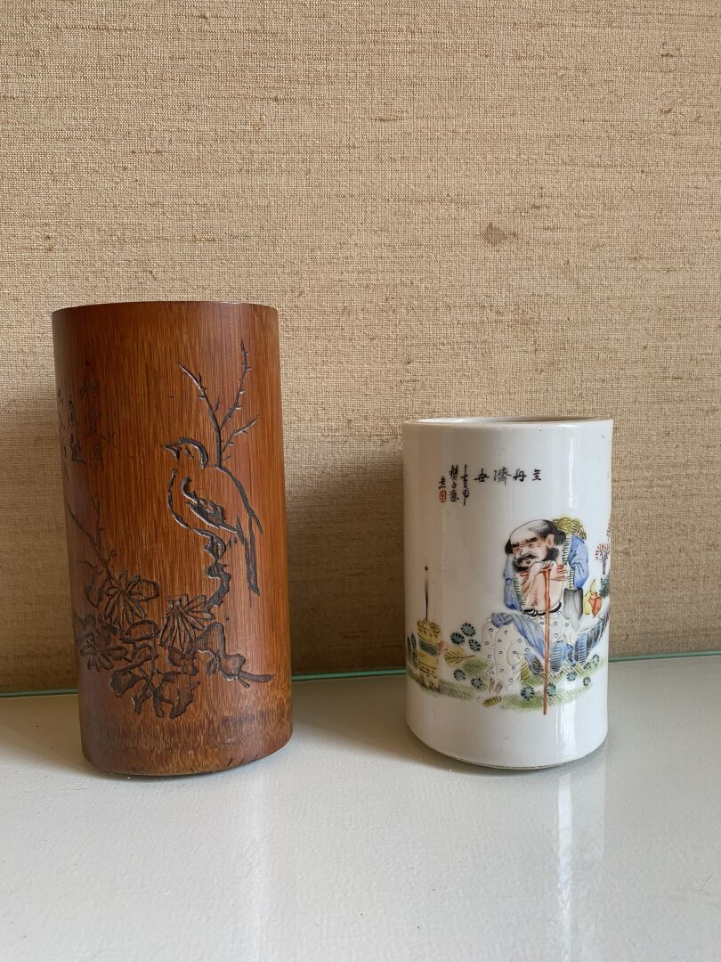 Null 中国，约1900年
瓷质毛笔壶，有山水老人的多色装饰，木质雕花毛笔壶，有栖息的鸟和铭文。 
高度为12厘米和15.5厘米