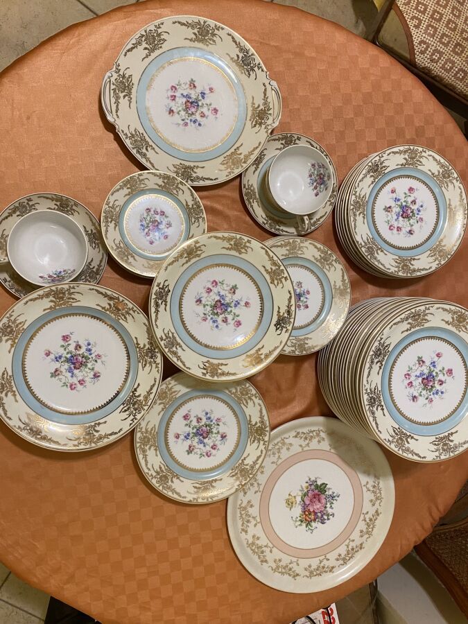 Null LIMOGES, Robert HAVILAND & LE TANNEUR
Service en porcelaine à décor polychr&hellip;