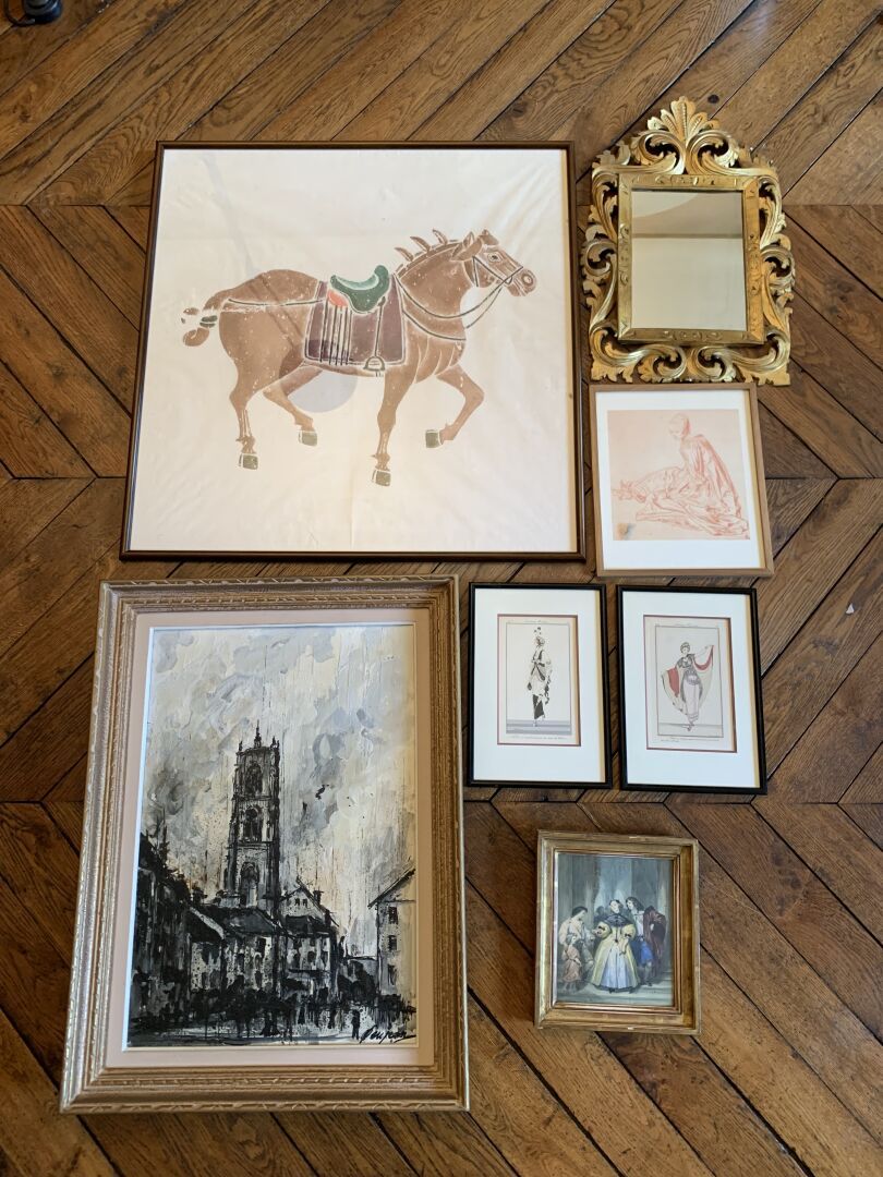 Null 一套有框架的作品，包括一面有交错装饰的镀金木镜，两幅妇女服装的彩色版画，一幅马的水彩画，罗得斯大教堂的景色，归功于欧仁-德维里亚的水彩画。