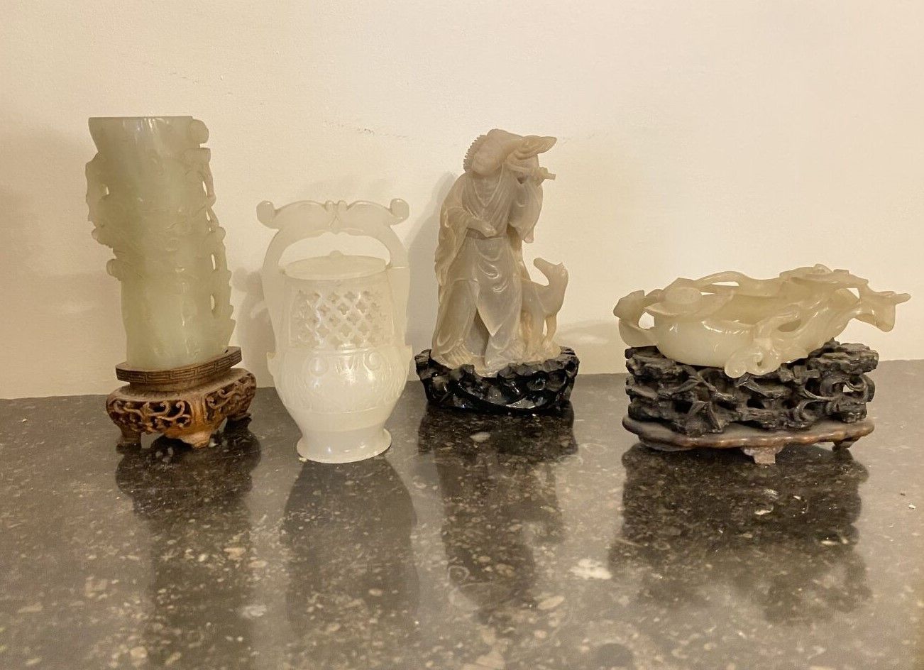 Null CHINA
Kleine Vase und Pinselwaschanlage aus Jade. 
Auf durchbrochenen Holzs&hellip;