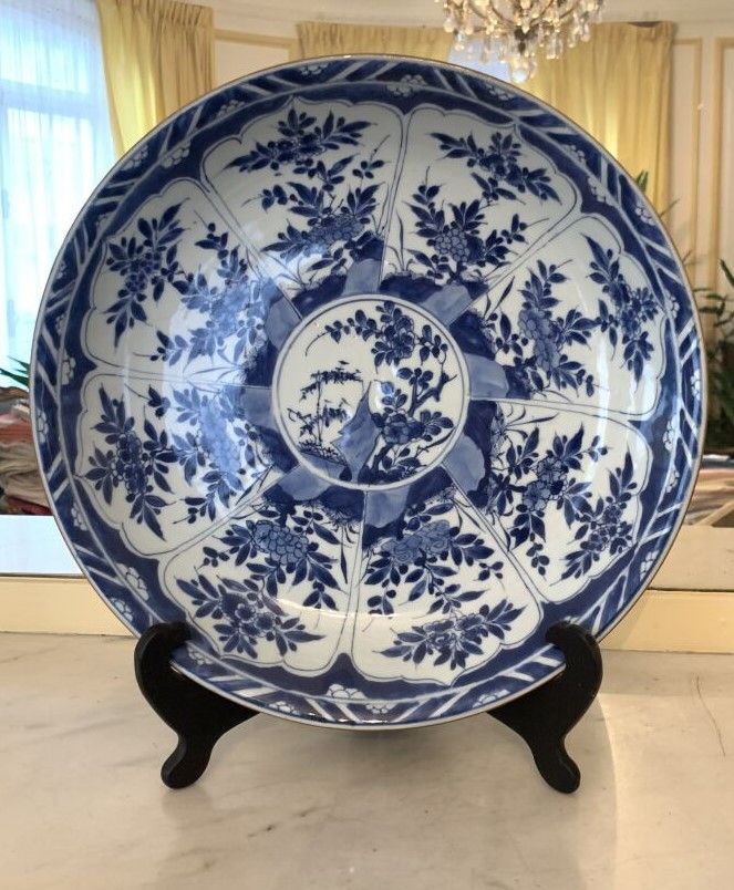Null 中国
一个圆形的瓷盘，蓝色单色装饰的花枝储备。
D. 35厘米