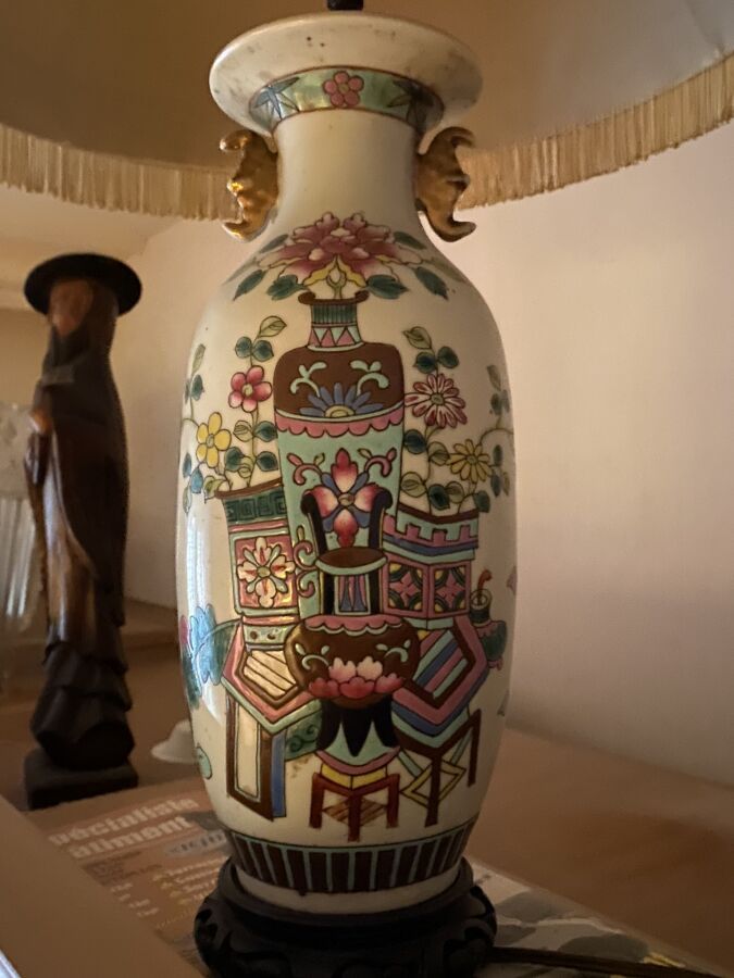 Null 中国，20世纪 
文房四宝多色装饰的瓷瓶。
(安装为灯)
事故，断裂。