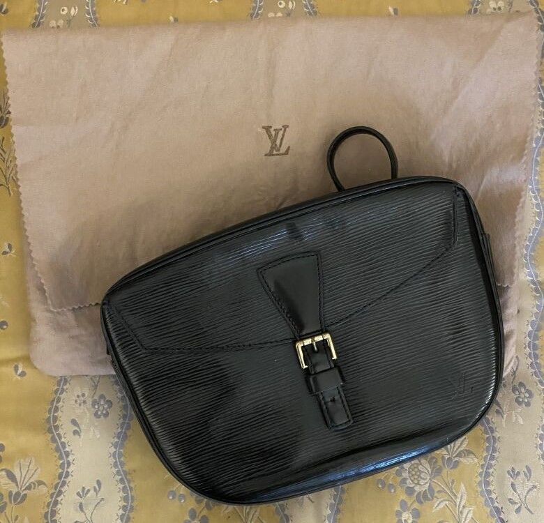 Null LOUIS VUITTON 
Young girl's bag in black epi leather, front pocket under be&hellip;