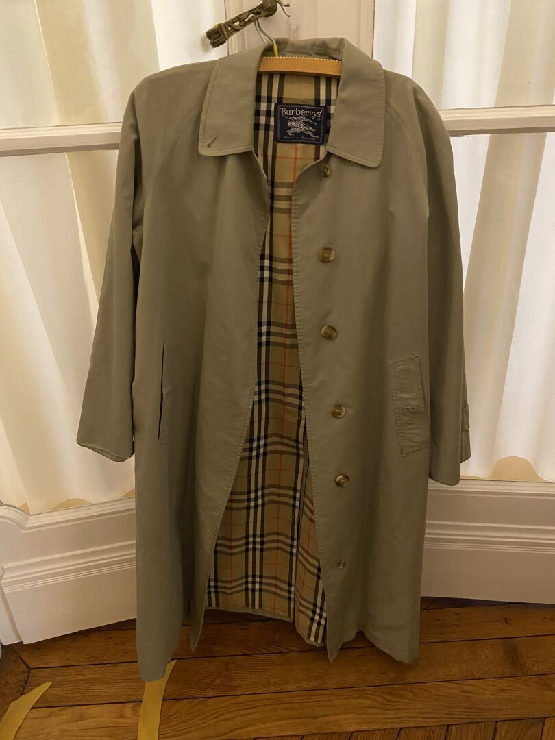 Null BURBERRY'S
Due trench in cotone. 
Taglia L circa. 
Stato usato (buchi, scol&hellip;