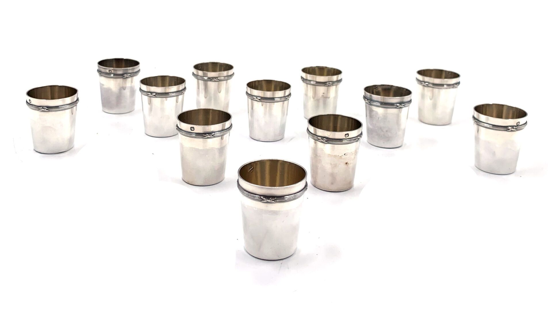 Null Suite di dodici piccole coppe dritte in argento 925 millesimi decorate con &hellip;