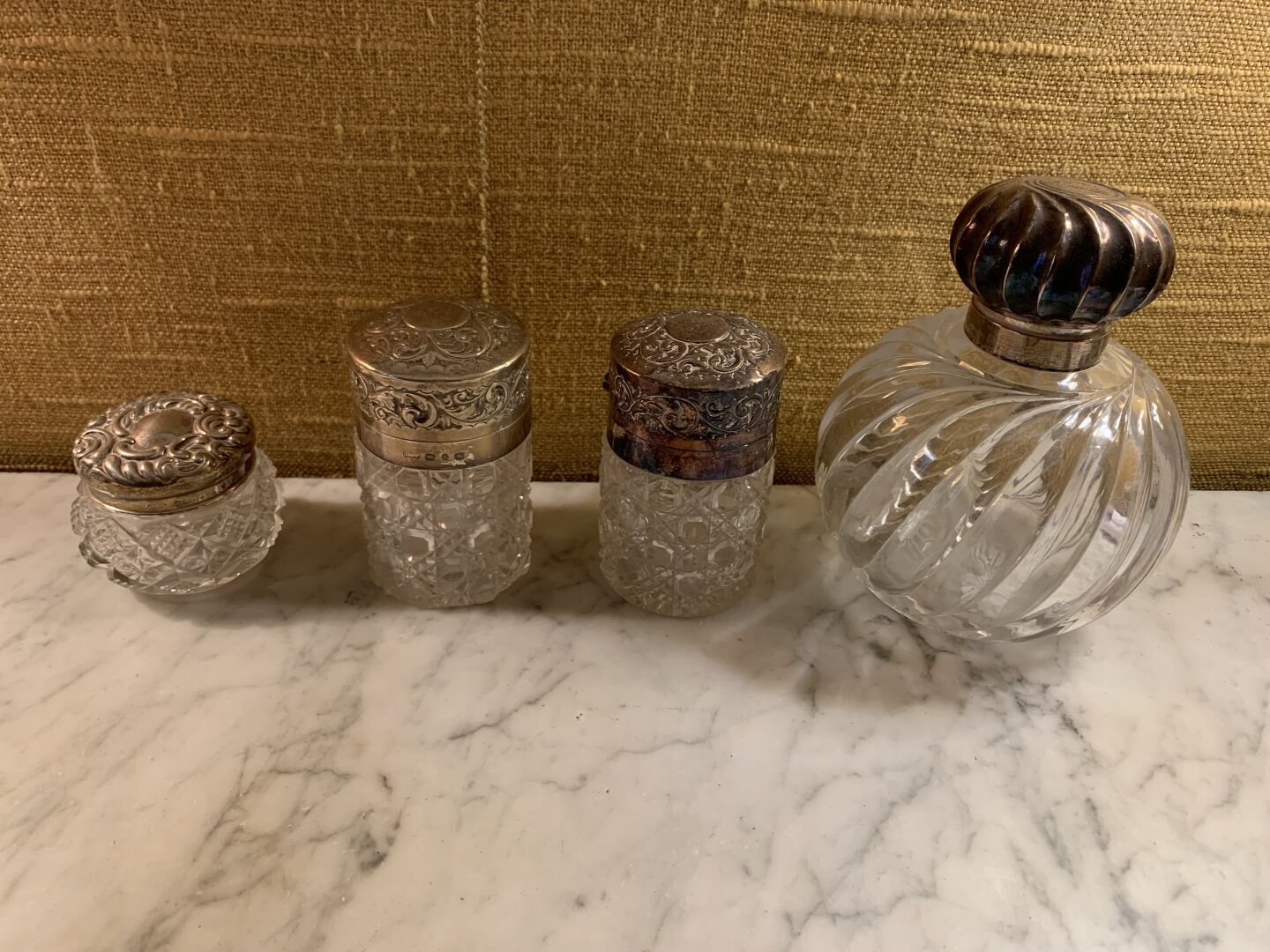 Null 一套刻有几何和扭曲图案的玻璃瓶和带有交错装饰的镀银瓶塞。 
英文作品
高度为6至16厘米