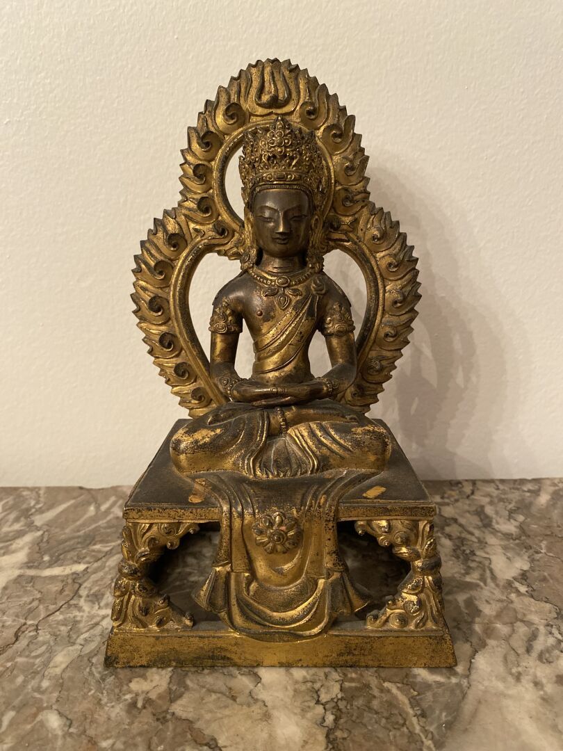 Null CHINE
Statuette figurant un bouddha assis en bronze doré ciselé. 
20 x 10 x&hellip;