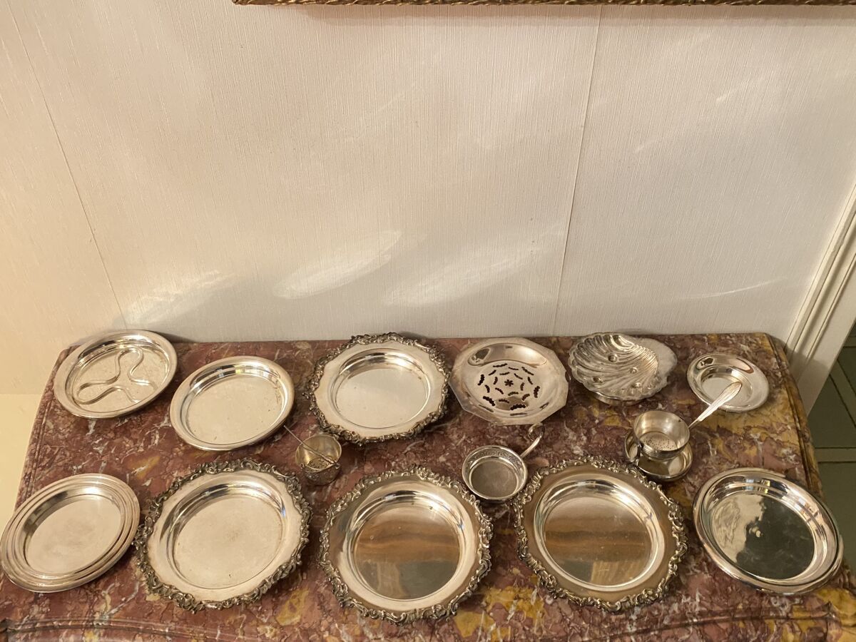 Null 镀银金属套装，包括杯垫，茶漏，金属酱缸及其附着的托盘，矿工灯。