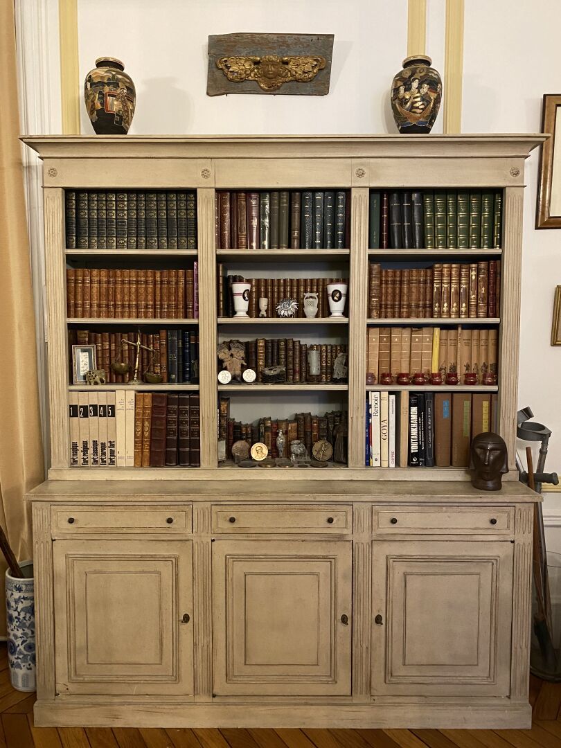 Null 一个灰色漆木图书柜，上部有三个隔间和三个架子，下部开有三个门，腰部有三个抽屉，靠在一个基座上。 
19世纪 
205 x 176 x 46 厘米 
(&hellip;