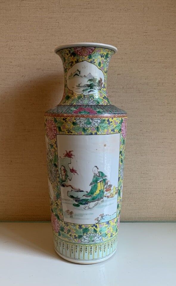 Null 中国
一个用粉彩装饰的瓷瓶，预留了人物和风景，背景是黄底的莲花和交错的装饰。
高43厘米