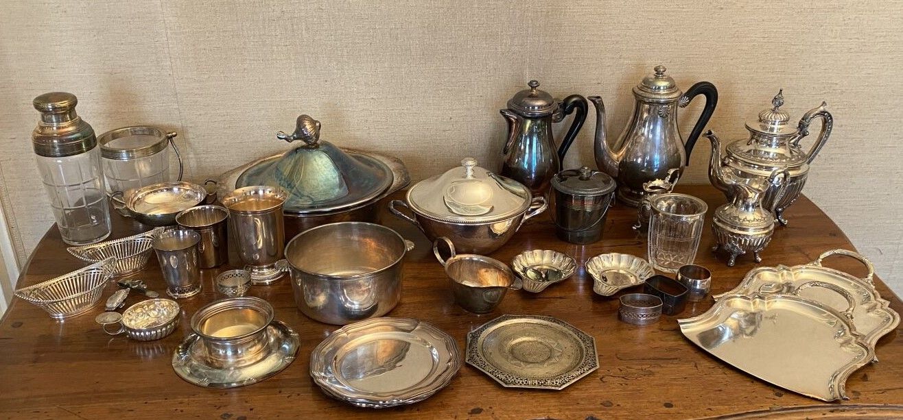 Null 一套重要的镀银金属形状，包括两个蔬菜盘，茶壶，面包屑盘，Timbales，酱汁船，摇床，碗等。