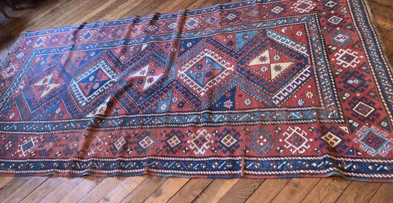 Null CAUCASO, XX secolo 
Tappeto in lana kazaka decorato con cinque losanghe mer&hellip;