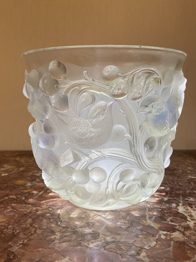 Null 勒内-拉里克（1860-1945）。阿瓦隆 "花瓶，也叫 "鸟和葡萄"，模型创作于1927年。白色乳白色压制玻璃的证明，有缎面和光面。在底座下的点上签&hellip;