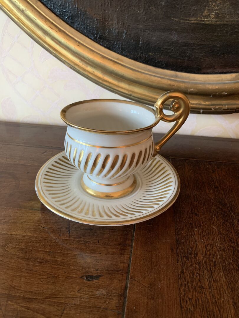 Null 巴黎
一个白色珐琅彩的巧克力杯和它的碟子，上面有扭曲的小圆点和金色的亮点。 
承担了一个标记
19世纪