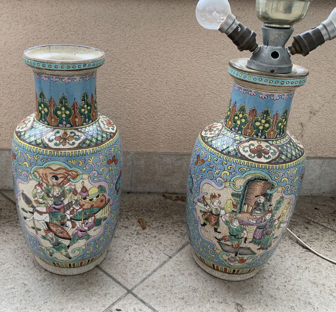 Null CHINE, Nankin 
Paire de vases épaulés à col tronconique en porcelaine à déc&hellip;
