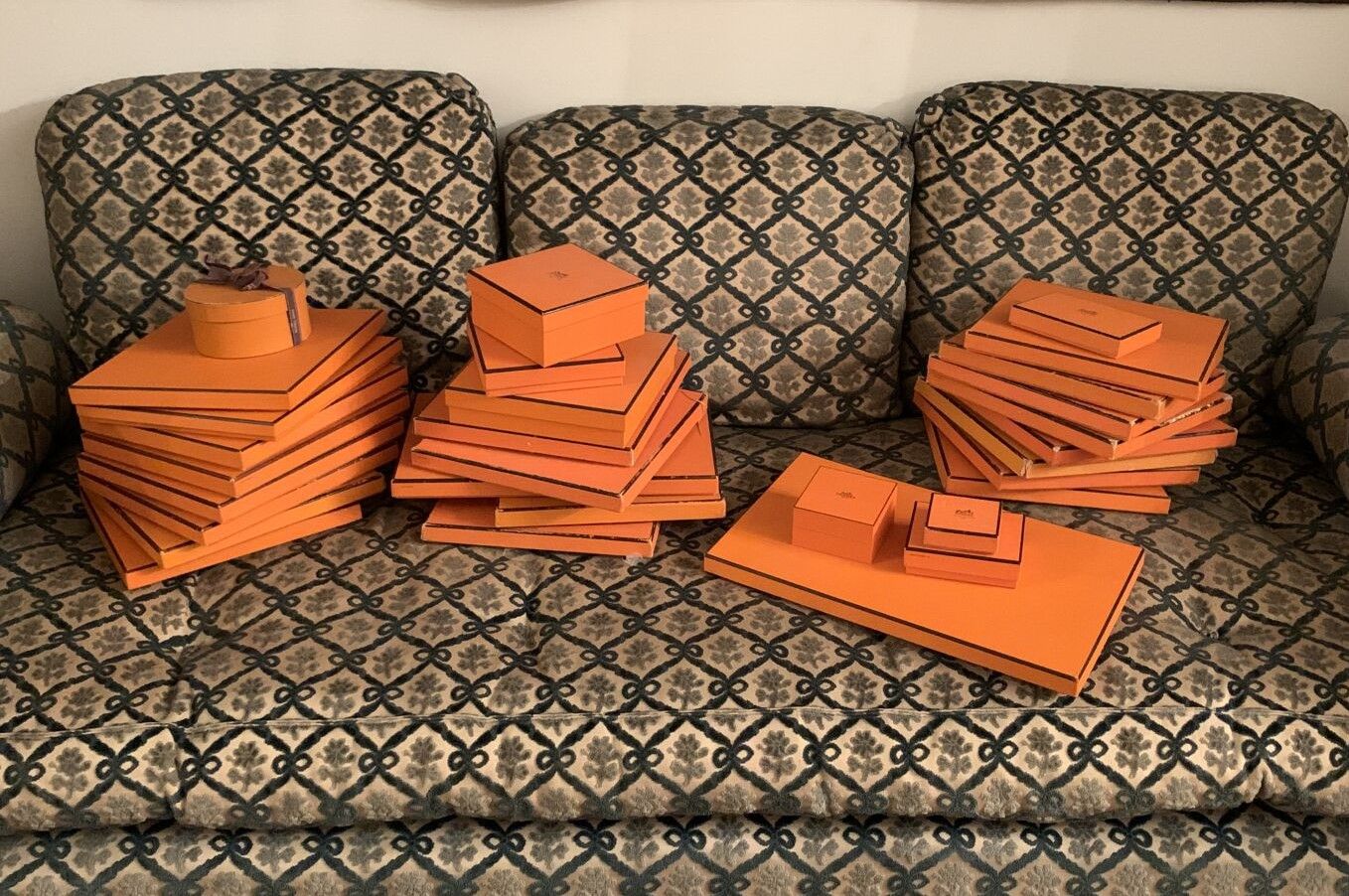 Null HERMES
Important set of Hermès scarf boxes.
Worn