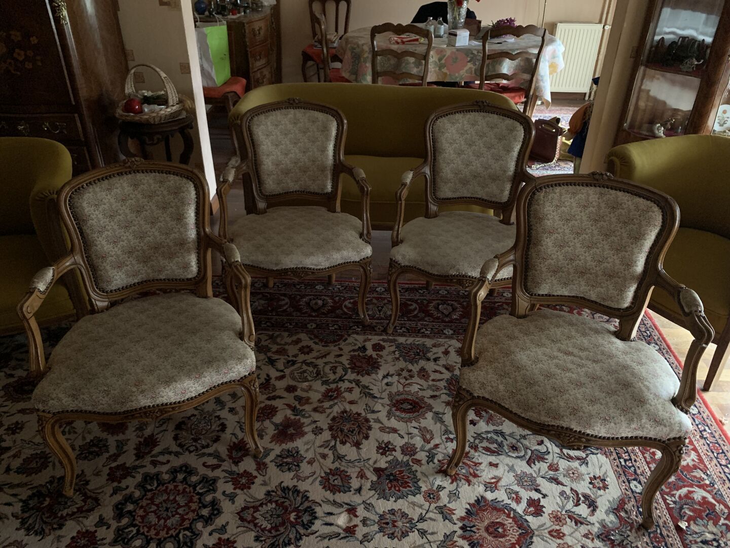 Null 一套四张模制和雕刻的木制扶手椅，椅背上装饰有花朵，有鞭状扶手和弯曲的椅腿。
路易十五风格
事故
82 x 55 x 47厘米
