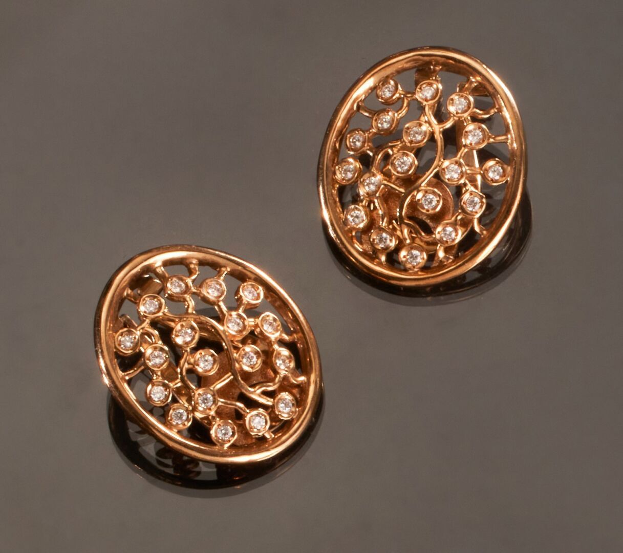 Null Ein Paar Ohrringe aus 585 Tausendstel Gelbgold, jeweils in ovaler Form mit &hellip;
