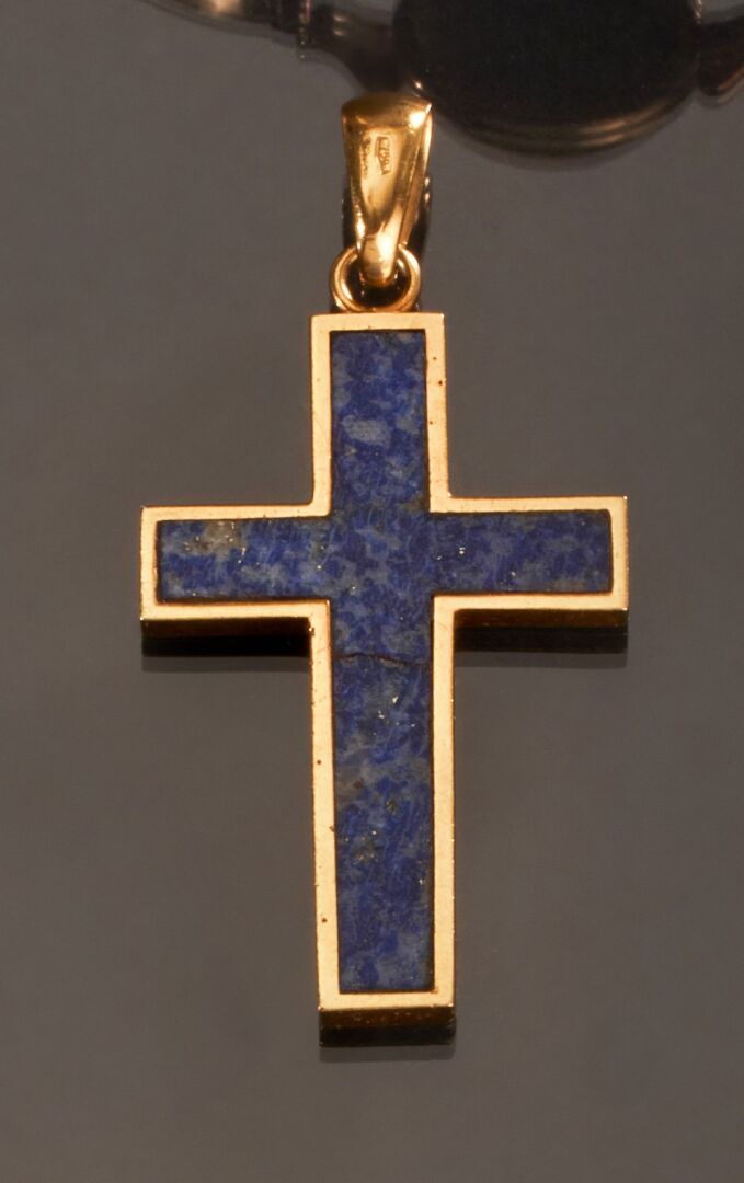 Null Colgante cruz en oro amarillo 750 milésimas, el centro decorado con una pie&hellip;