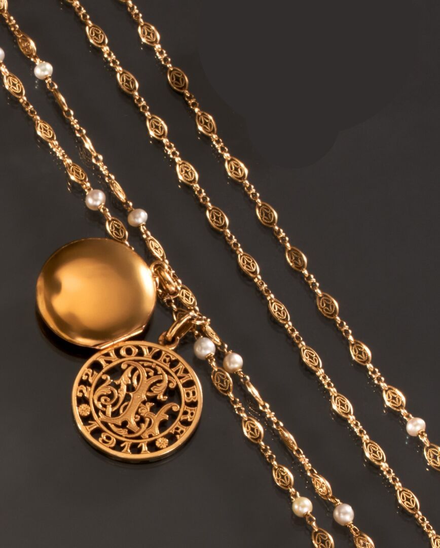 Null 750千分之一黄金的铰接式长项链，链节上有丝状装饰，部分镶嵌着小的文化珍珠或细珍珠，吊坠上有一个雕刻的奖章和一个开口奖章。
(磨损和颠簸)
长度：15&hellip;